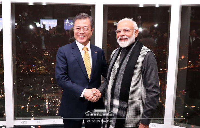 文在寅大統領（左）とインドのモディ首相＝青瓦台
